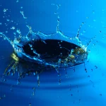 Goutte d'Eau en Plongée Créant une Éclaboussure