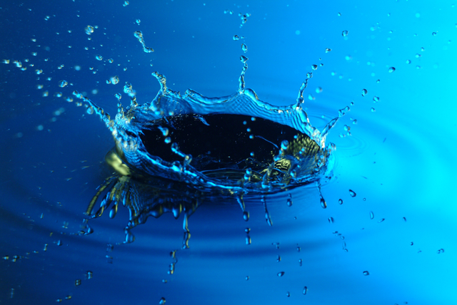 AKG7871028.webp Goutte d'Eau en Plongée Créant une Éclaboussure – Image 1