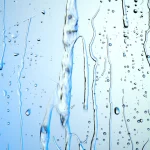 Gouttes et traces d'eau sur une vitre
