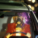 Femme portant un masque à gaz au volant d'une voiture la nuit