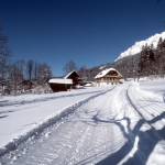 Maison en bois au milieu de paysages enneigés des montagnes