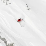Skieur sur une pente enneigée