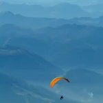 Parapente au-dessus des montagnes
