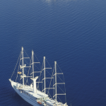 Vue aérienne de deux navires de croisière en mer