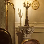 Intérieur élégant avec chaise en velours et candélabre doré