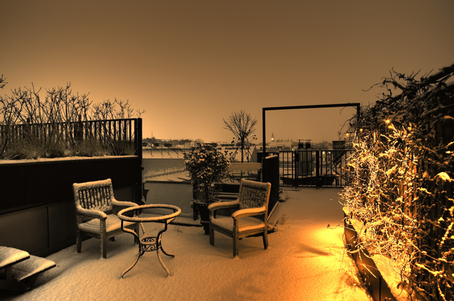 AKG7872613.webp Terrasse Neigeuse au Crépuscule – Image 1