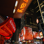 Times Square de nuit avec enseignes lumineuses