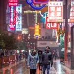 Promenade Nocturne dans une Rue Animée d'Asie