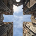 Ruines d'une ancienne abbaye avec vue sur le ciel