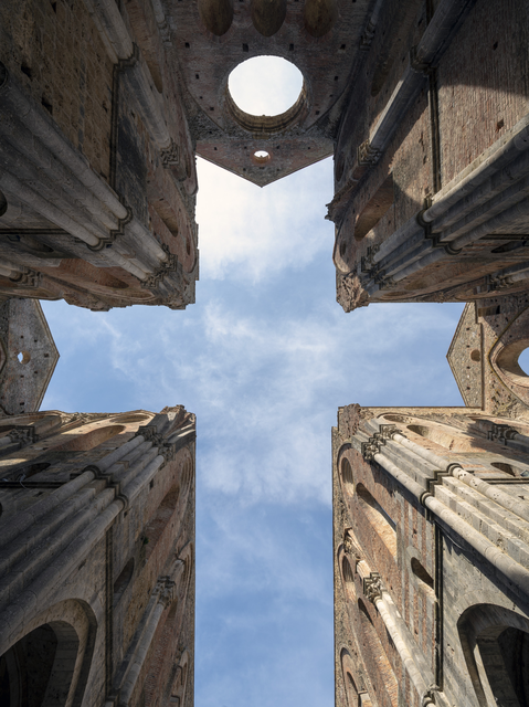 AKG7877269.webp Ruines d'une ancienne abbaye avec vue sur le ciel – Image 1