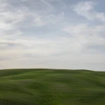Colline Verte Sous Un Ciel Nuageux