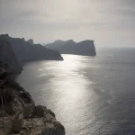 Coucher de soleil sur une côte rocheuse