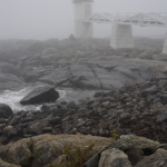 Phare dans la brume sur une côte rocheuse