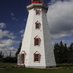 Phare blanc avec ciel bleu et nuages