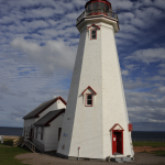 Phare blanc avec ciel nuageux
