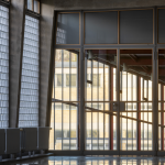 Intérieur moderne avec murs en verre et lumière naturelle