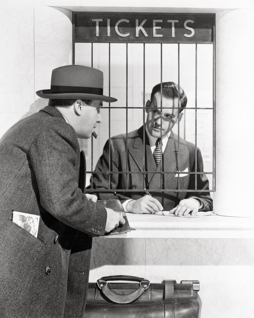 AKG7886135.webp Scène rétro d'achat de billets à un guichet – Image 1