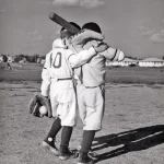 Jeunes joueurs de baseball s'encourageant sur le terrain