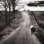 Promenade en campagne sur une route déserte