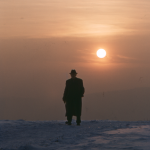 Silhouette d’un homme au coucher du soleil en hiver