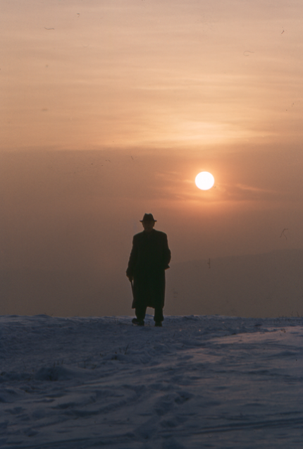 Silhouette d’un homme au coucher du soleil en hiver