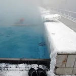 Piscine Extérieure en Hiver avec Neige et Brouillard