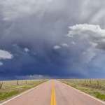Route déserte sous un ciel orageux