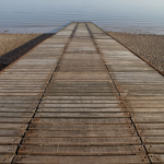 Ponton en bois menant à la mer