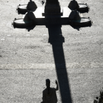 Silhouette d'un cycliste près d'un monument dans une place pavée