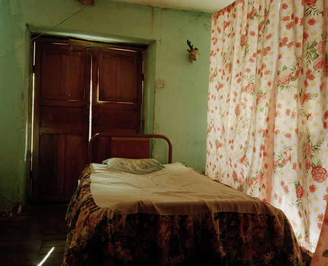 AKG809230.webp Chambre rustique avec lit simple et rideaux fleuris – Image 1