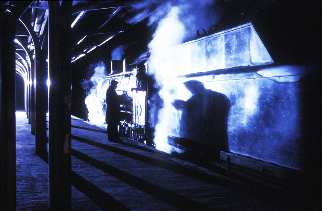 AKG810858.webp Scène nocturne d'une gare avec une locomotive à vapeur – Image 1