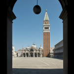 Vue sur la Basilique de San Marco et le Campanile à travers une arche