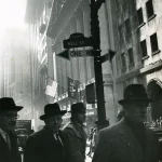 Passants devant le panneau Wall Street dans les années 1940