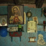 Intérieur avec Horloge et Décorations Murales