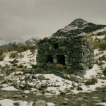 Ruine en pierre dans un paysage montagneux enneigé