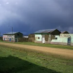 Maisons traditionnelles sous un ciel orageux