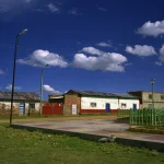 Vieilles maisonnées avec ciel bleu et lampadaires en journée
