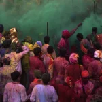 Foule célébrant le festival de Holi en Inde