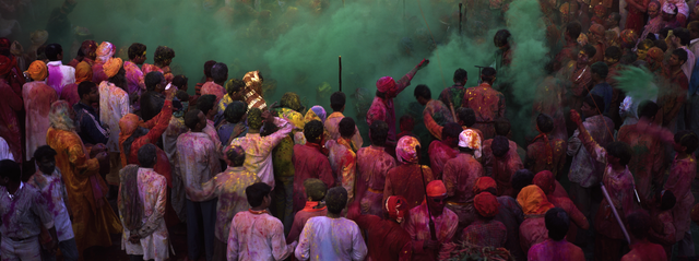 AKG813178.webp Foule célébrant le festival de Holi en Inde – Image 1