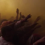 Foule sous nuages de couleurs lors d'une fête