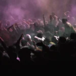 Foule Festive dans un Nuage de Couleurs