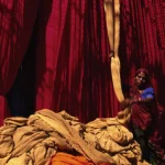 Femmes en sari manipulant des tissus teints en extérieur
