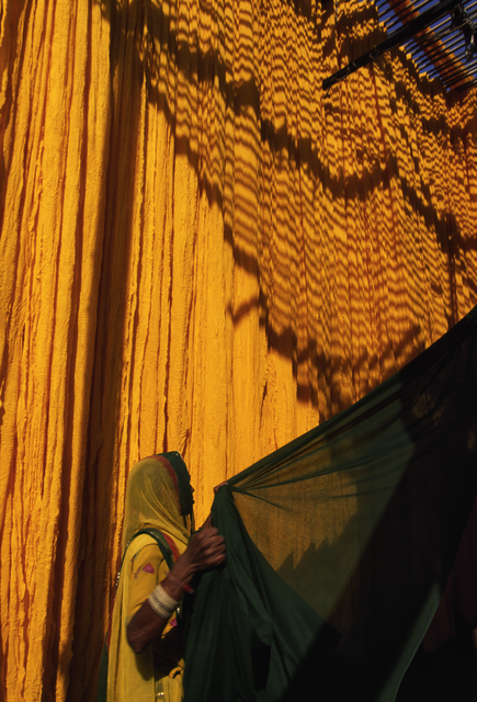 AKG813475.webp Séchage de Tissus au Soleil – Image 1