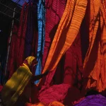 Séchage de Tissus Colorés sous le Soleil