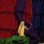 Femme arrangeant des tissus colorés