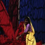 Femme en sari avec tissus colorés