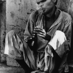 Homme jouant de la flûte en extérieur