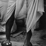 Homme en chaussures traditionnelles debout sur une pierre