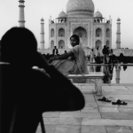 Femme posant devant le Taj Mahal