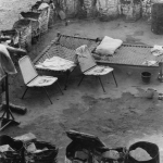 Campement de fortune avec des chaises et des lits